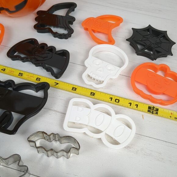 10 Wilton VTG Halloween Cookie Cutters Pumpkin Storage Container + 6 Metal 1996 - Picture 8 of 11